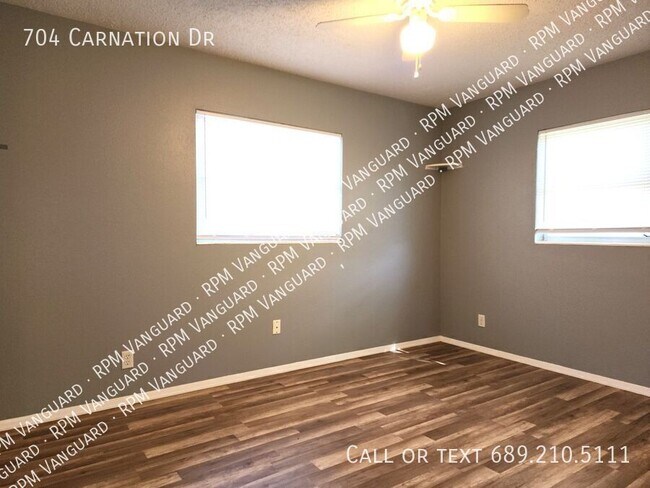 Building Photo - 704 Carnation Dr
