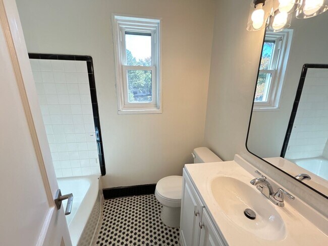 Building Photo - Hampton Hills Condo