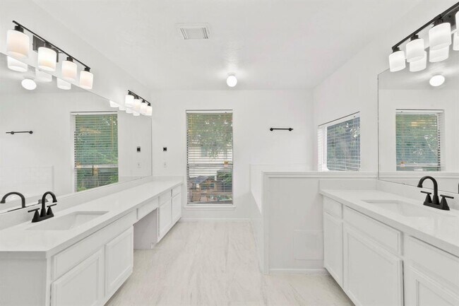 Building Photo - 13902 Danton Falls Dr