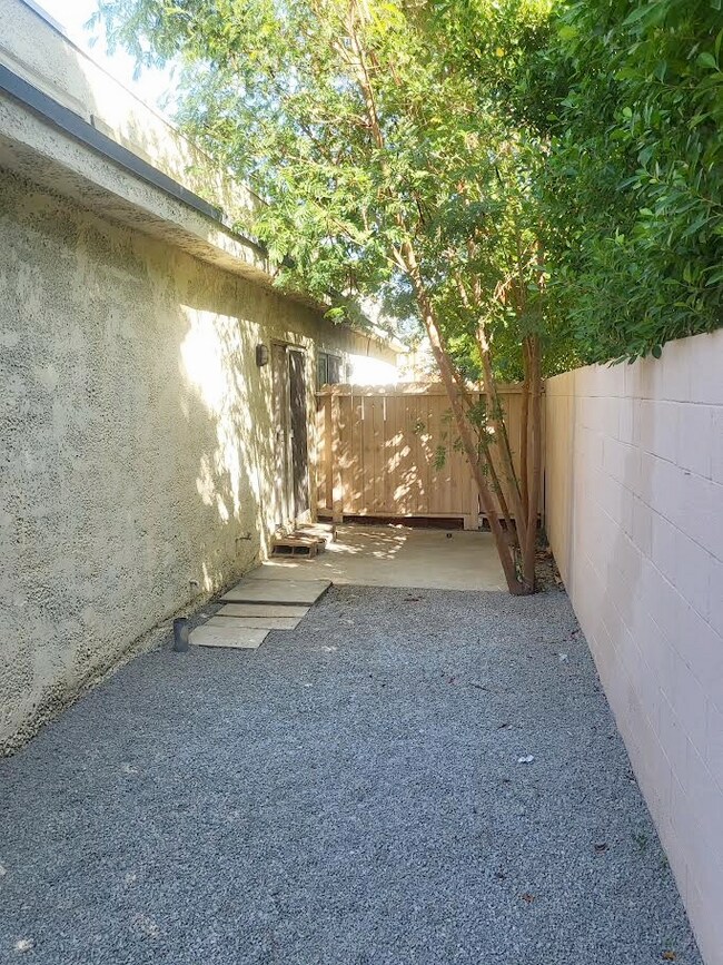 Building Photo - "Chic Palm Springs Retreat: 2BR/2BA"