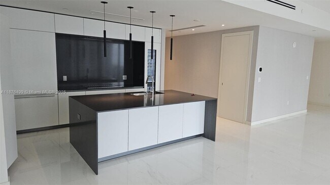 Building Photo - 300 Biscayne Blvd Way