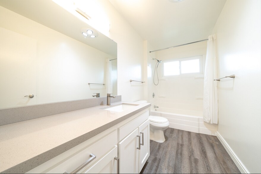 Building Photo - 1155 Meadow Lake Dr