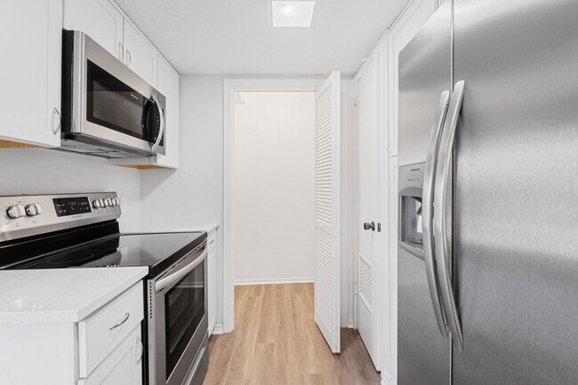 Building Photo - Spacious 3BR Far West Duplex with Loft & Private Deck