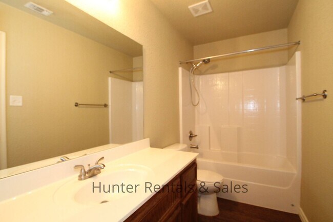 Building Photo - Spacious three-bedroom