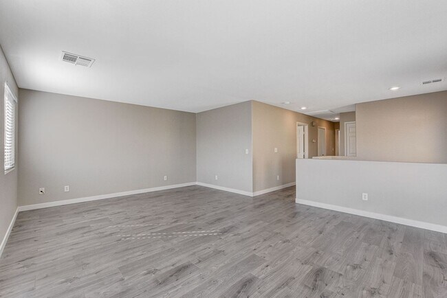 Building Photo - Spacious 3 bedroom home with large yard in...