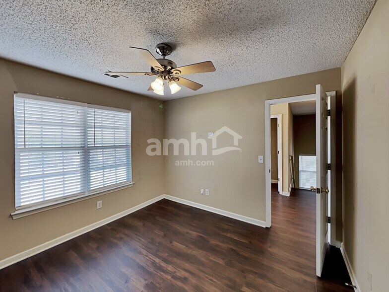 Building Photo - 6004 W Rosie Ln SE