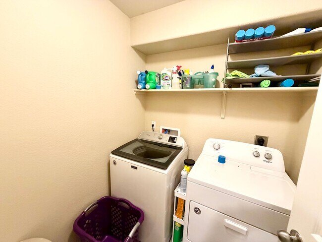 Building Photo - Beautiful 4 Bedroom Home in Park Meadows –...