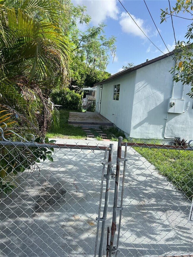 Building Photo - 360 NE 174th St