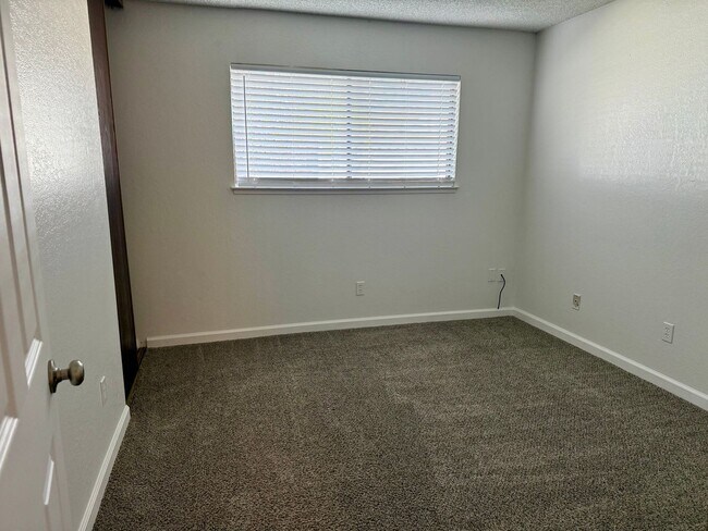 Building Photo - Spacious 3bd/2ba Fair Oaks Duplex with 2 Garage