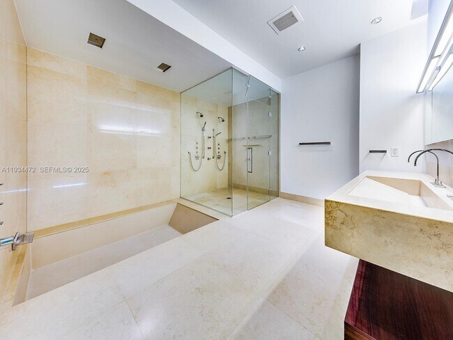 Building Photo - 800 South Pointe Dr