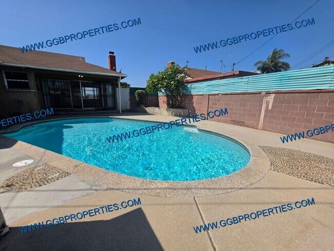 Building Photo - Gorgeous Turnkey 4 BD / 2.5 BA Home in Hawthorne