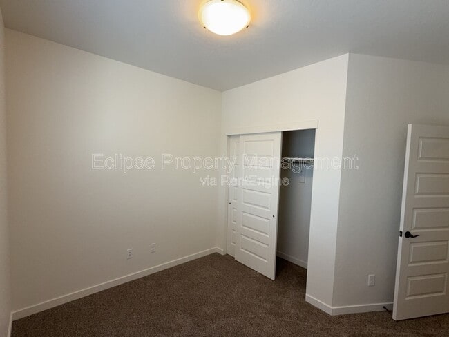 Building Photo - 250 Sasha St