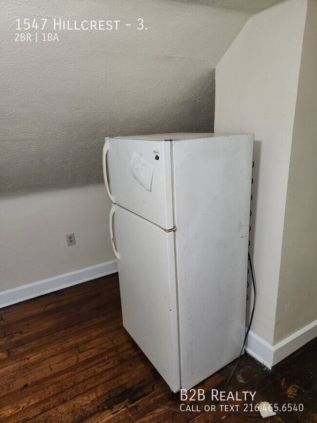 Building Photo - 1547 Hillcrest-3.