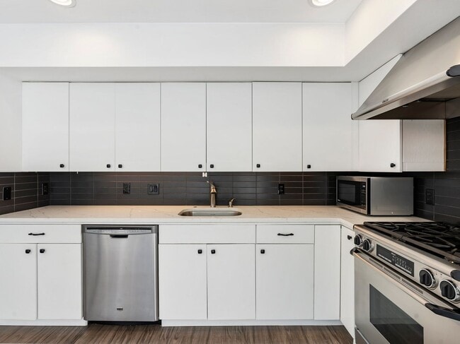 Building Photo - Fully renovated 2 level/2 bed/2 bath pearl...