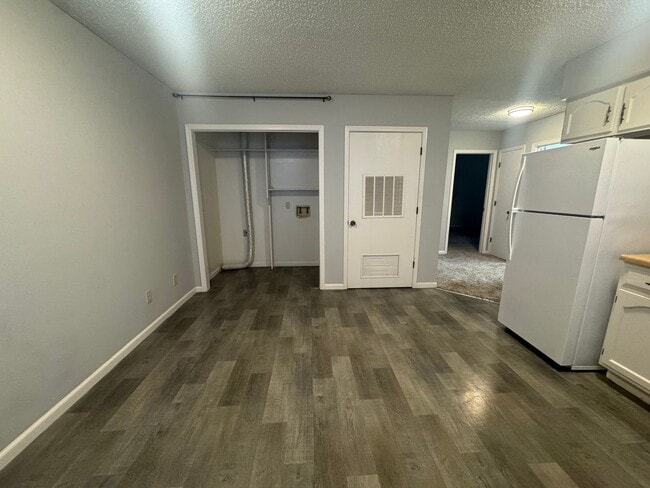 Building Photo - 2BR 1BA Triplex • Private Backyard in Downtown Smithville