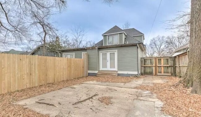 Building Photo - 2030 Young Ave