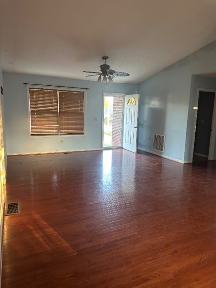 Building Photo - 227 Colonial Heights Rd