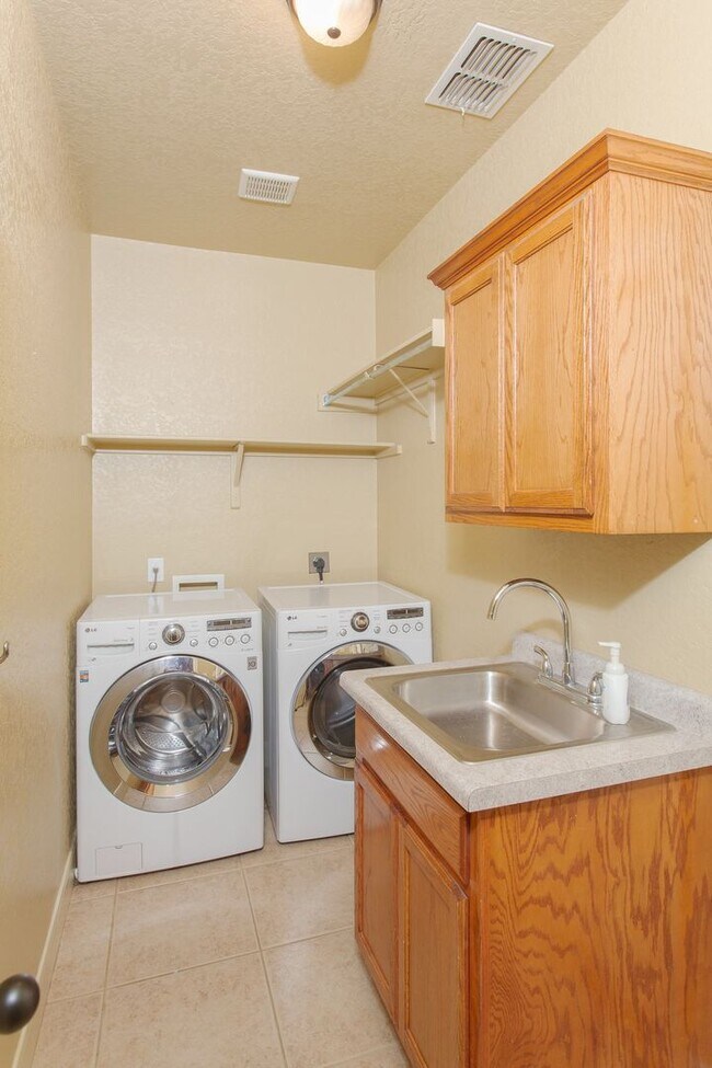 Building Photo - Beautiful 4 Bedroom Rental Home in Lytle, ...