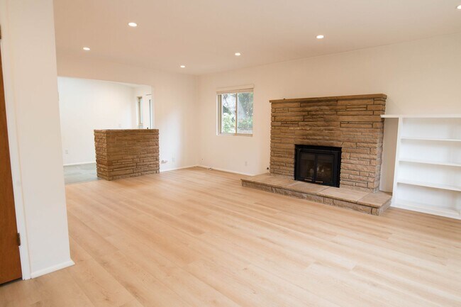 Building Photo - 3 Bedroom 2 Bathroom Home in Mission Canyon