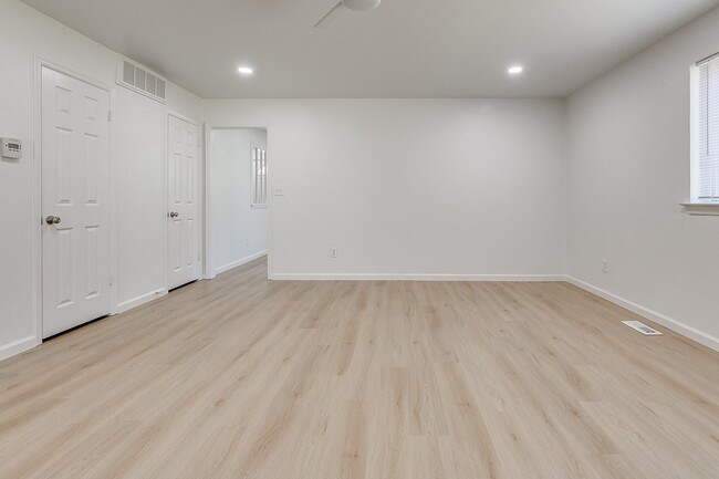 Building Photo - 1430 Westbrooke Terrace