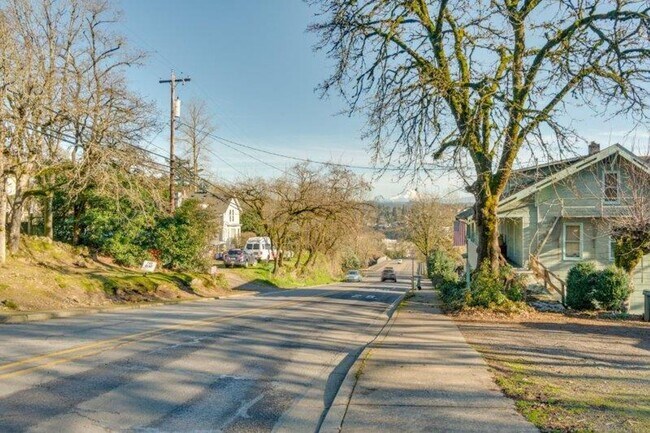 Building Photo - Updated 3 Bedroom, 1.5 Bathroom Duplex in ...