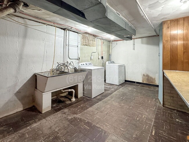 Building Photo - 1039 Kentwood Dr NE