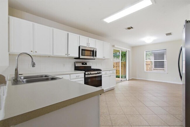 Building Photo - 1806 Carriage Hills Trail