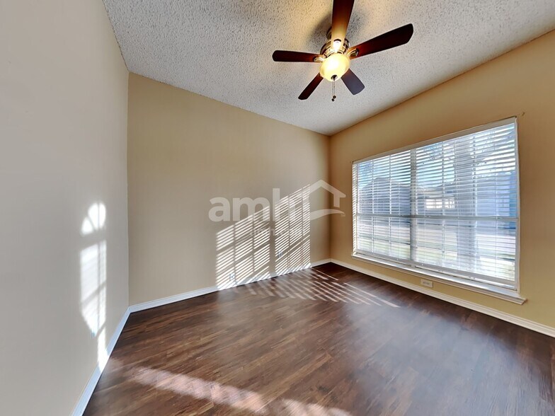 Building Photo - 2101 Flamingo Dr