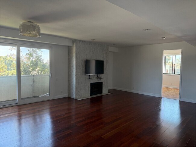 Building Photo - 116 N Swall Dr