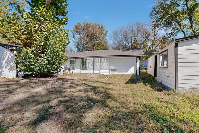 Building Photo - 631 W Baker St