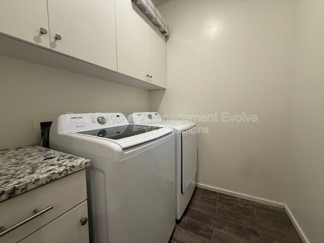 Building Photo - 2212 E Hidalgo Ave