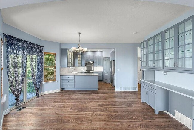 Building Photo - GORGEOUS Draper Home!