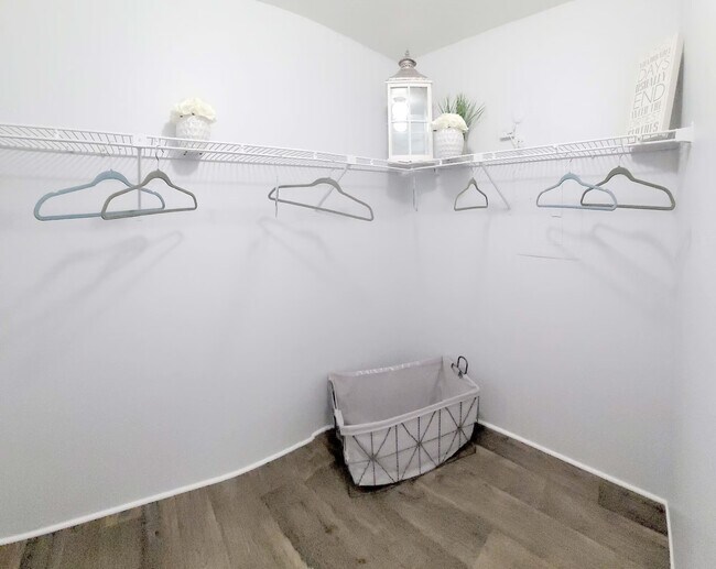 Building Photo - Luxury Features + 6 Weeks Free Rent | Don’...