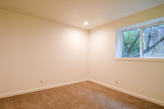 Building Photo - Magnolia 4 bedroom