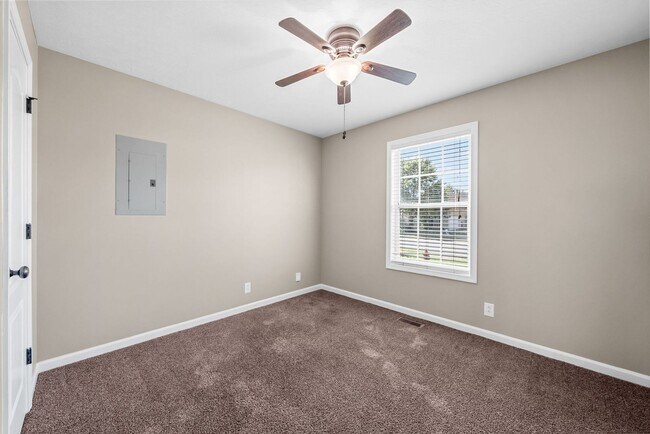 Building Photo - 3 Bedroom Pet Friendly Home For Rent Close...