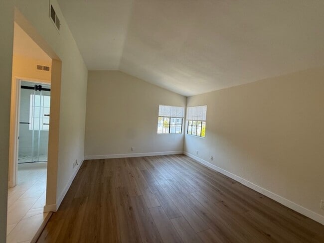 Building Photo - Updated 3 Bedroom Detached Home in Woodbri...