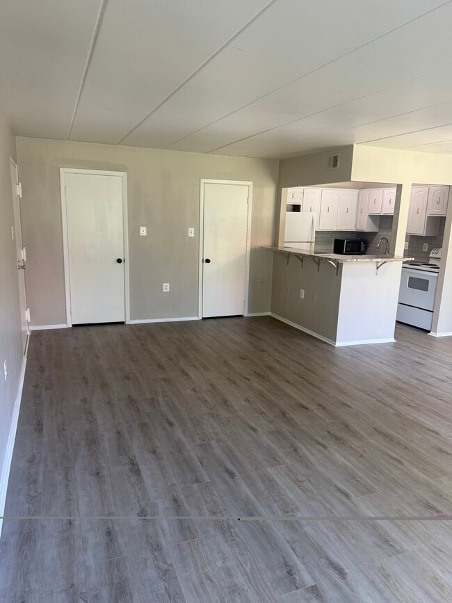 Building Photo - 125S Clubhouse Drive