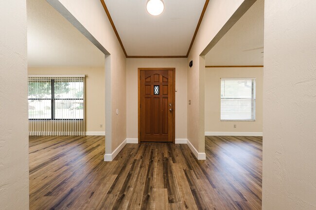 Building Photo - 1523 Poplar Dr