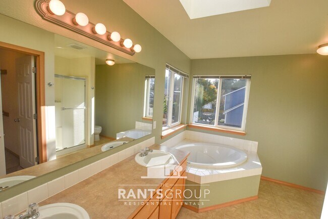 Building Photo - Spacious home in a fantastic Tumwater neighborhood!