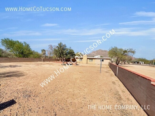 Building Photo - 8905 N Hickory Dr