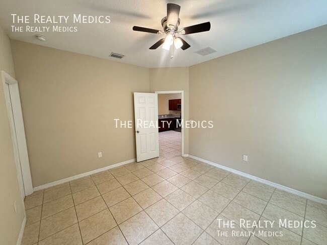 Building Photo - 548 Albatross Dr