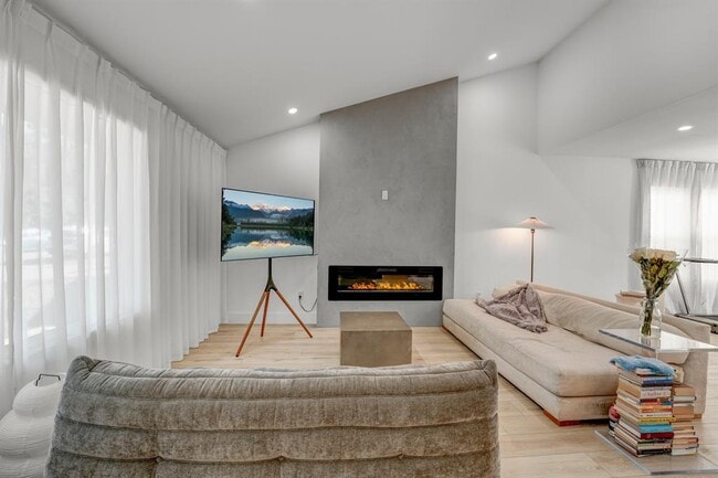 Building Photo - 3217 Oak Alley