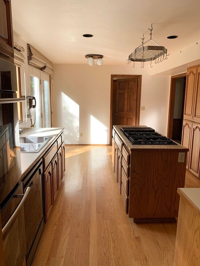 Building Photo - Oceanview 3BR 2.5BA | HUGE GARAGE | Washer & Dryer  | Dogs OK! >>> AVAILABLE NOW!