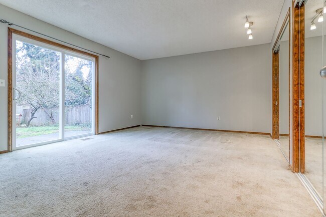 Building Photo - Custom 4BD Salmon Creek Home!