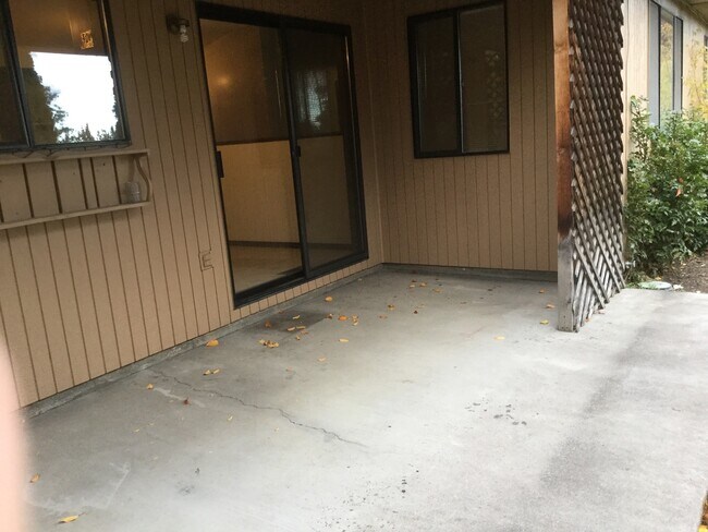 Building Photo - Eastside House, 3 Bdrm, 2 Bath, Gas Heat, ...