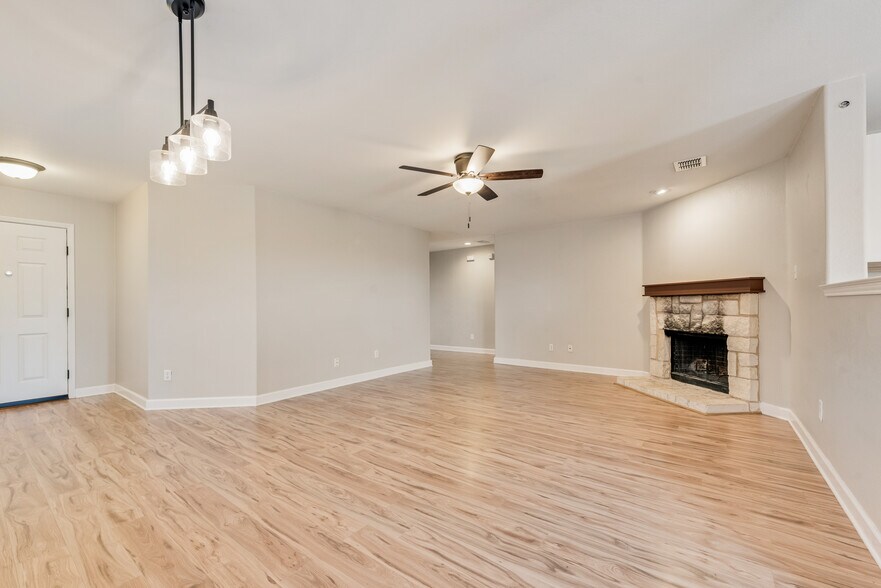 Building Photo - 550 Laurel Ln