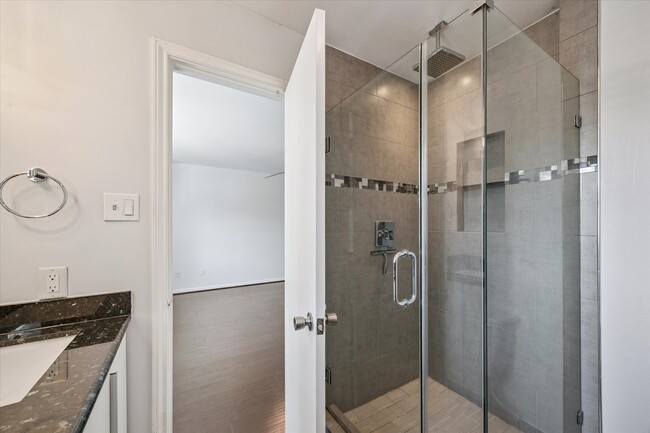 Building Photo - 671 N Post Oak Ln