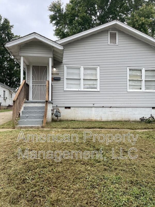 Primary Photo - 2008 E 12th St