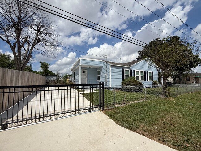 Building Photo - 1146 Majestic St