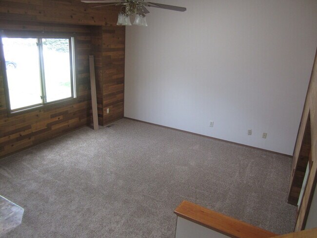 Building Photo - 3 Bedroom 2 Bath Tri Level Home with 2 Car...